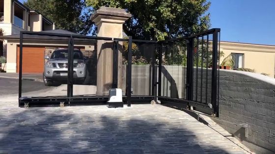 Il portone di scivolamento dietro l'angolo di giro ha curvato la ferrovia di porta della pista