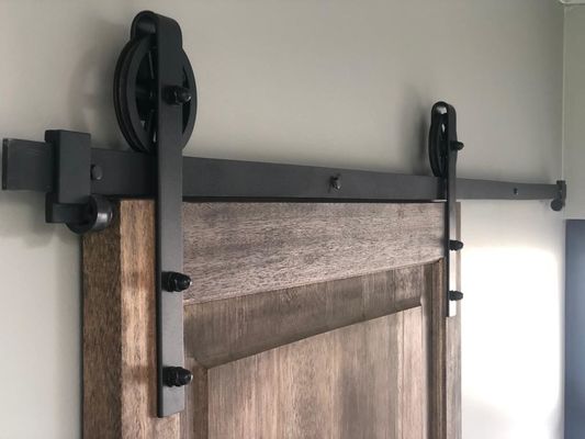 Singolo corredo nero di base scorrevole di legno del rullo della ruota del raggio dell'hardware della porta di granaio di 6.6FT grande