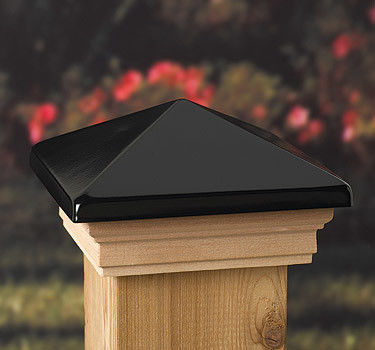 Cappucci neri di Matte Finish Powder Pyramid Post per il recinto di legno della posta